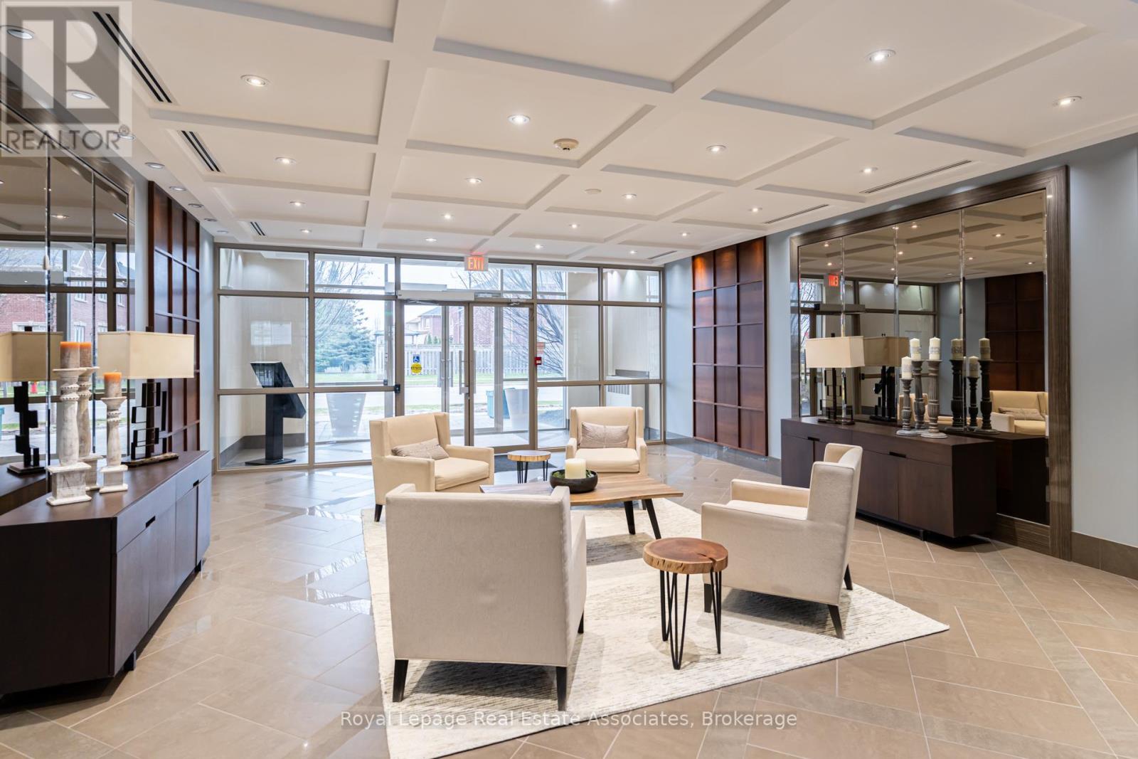 712 - 2470 Prince Michael Drive, Oakville, Ontario  L6H 0G9 - Photo 5 - W12992430