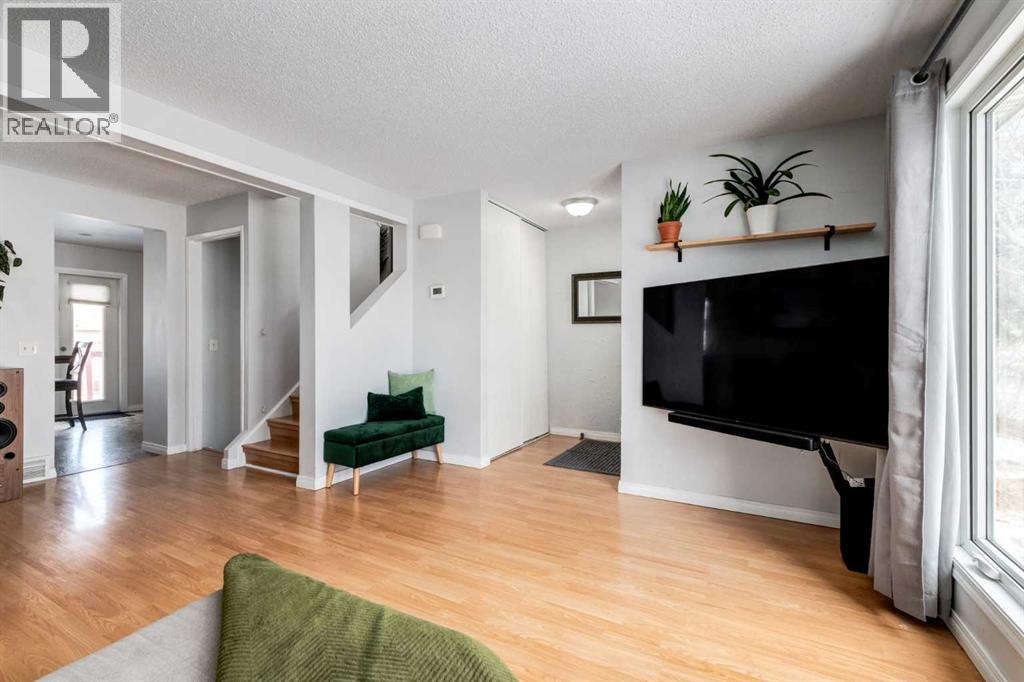 955 Erin Woods Drive Se, Calgary, Alberta  T2B 2W4 - Photo 4 - A2292866