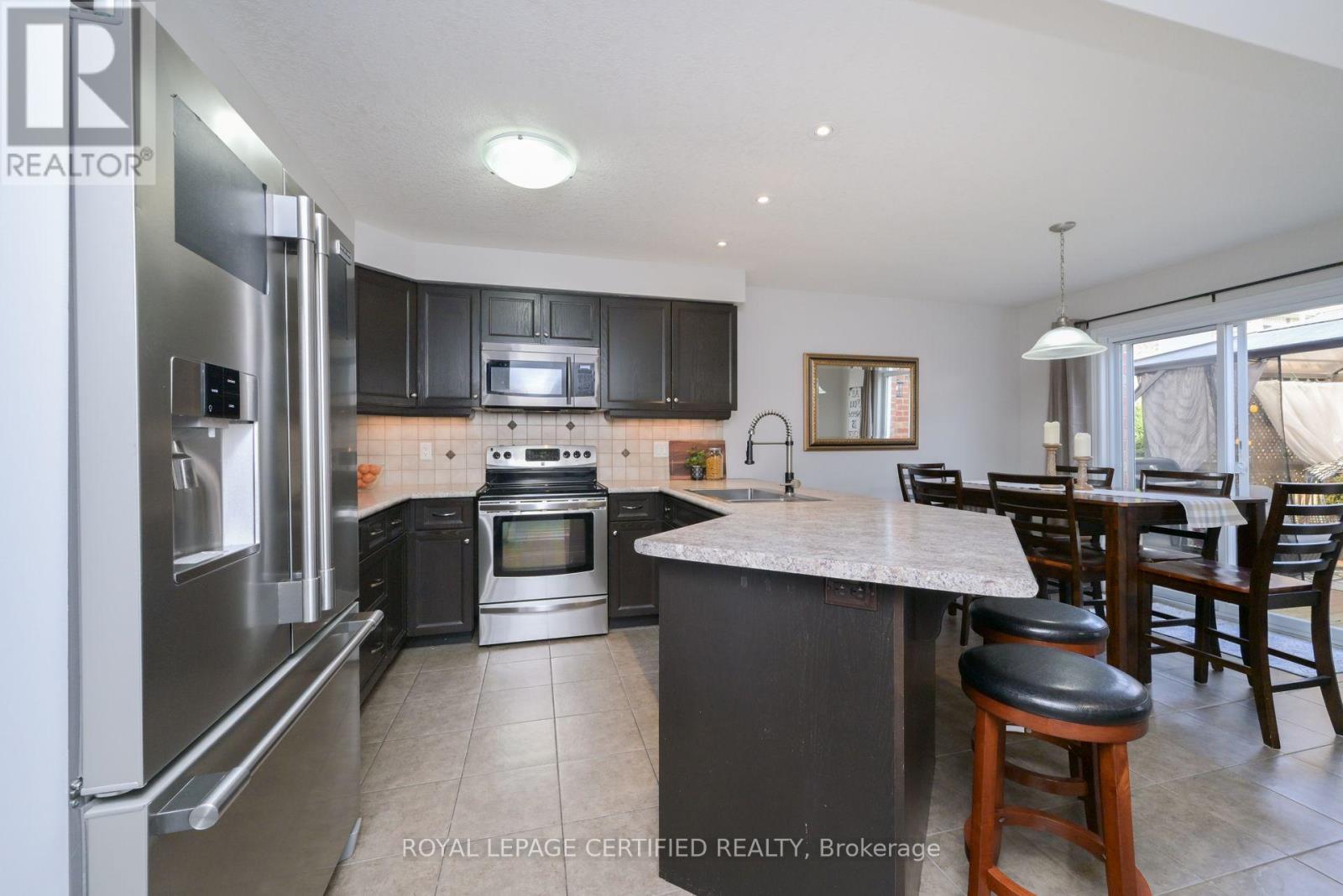 102 Oakes Crescent, Guelph, Ontario  N1E 0J5 - Photo 7 - X12992398