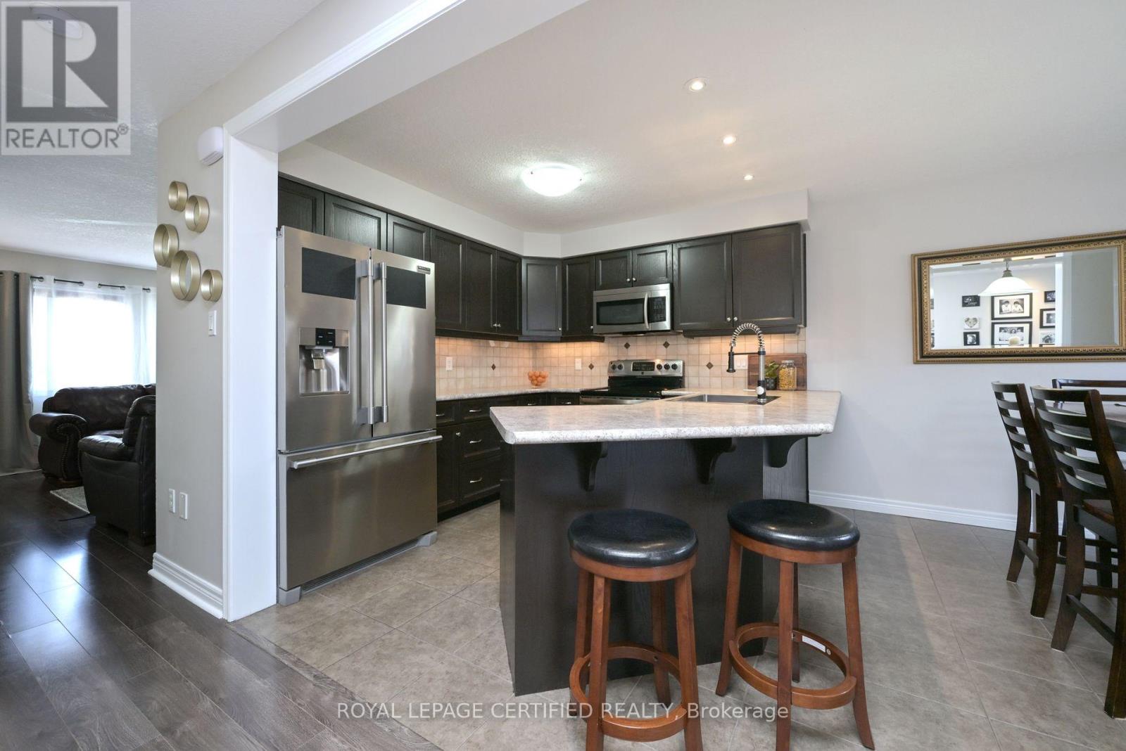 102 Oakes Crescent, Guelph, Ontario  N1E 0J5 - Photo 8 - X12992398