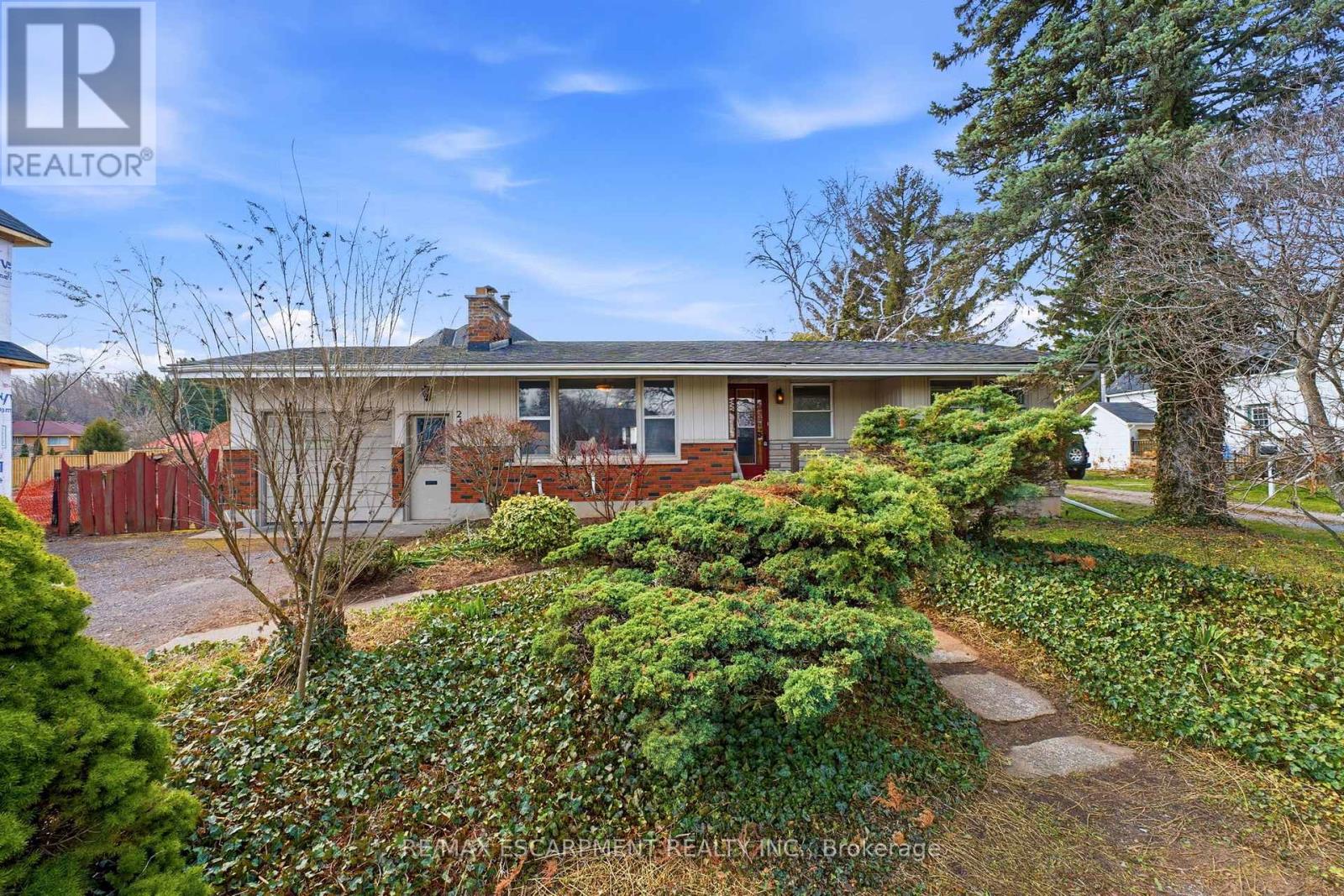 246 Main Street E, Grimsby, Ontario L3M 1P6 - Photo 3 - X12992474