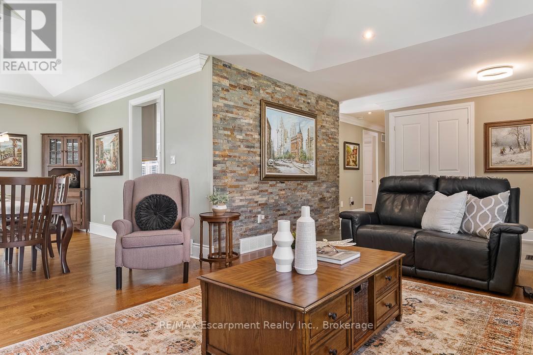 214 Maple Grove Drive, Oakville, Ontario  L6J 4V3 - Photo 7 - W12992552