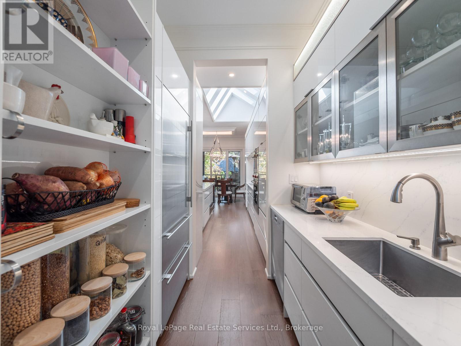 36 Anderson Street, Oakville, Ontario  L6K 1A5 - Photo 11 - W12992608