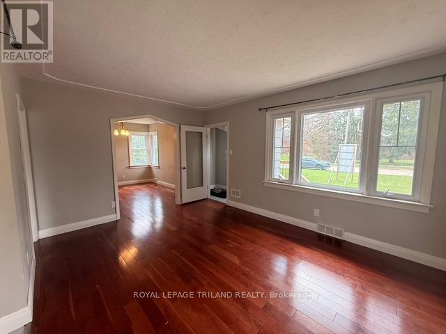 63 Greenfield Drive, London South, Ontario  N6E 1M8 - Photo 3 - X12992764