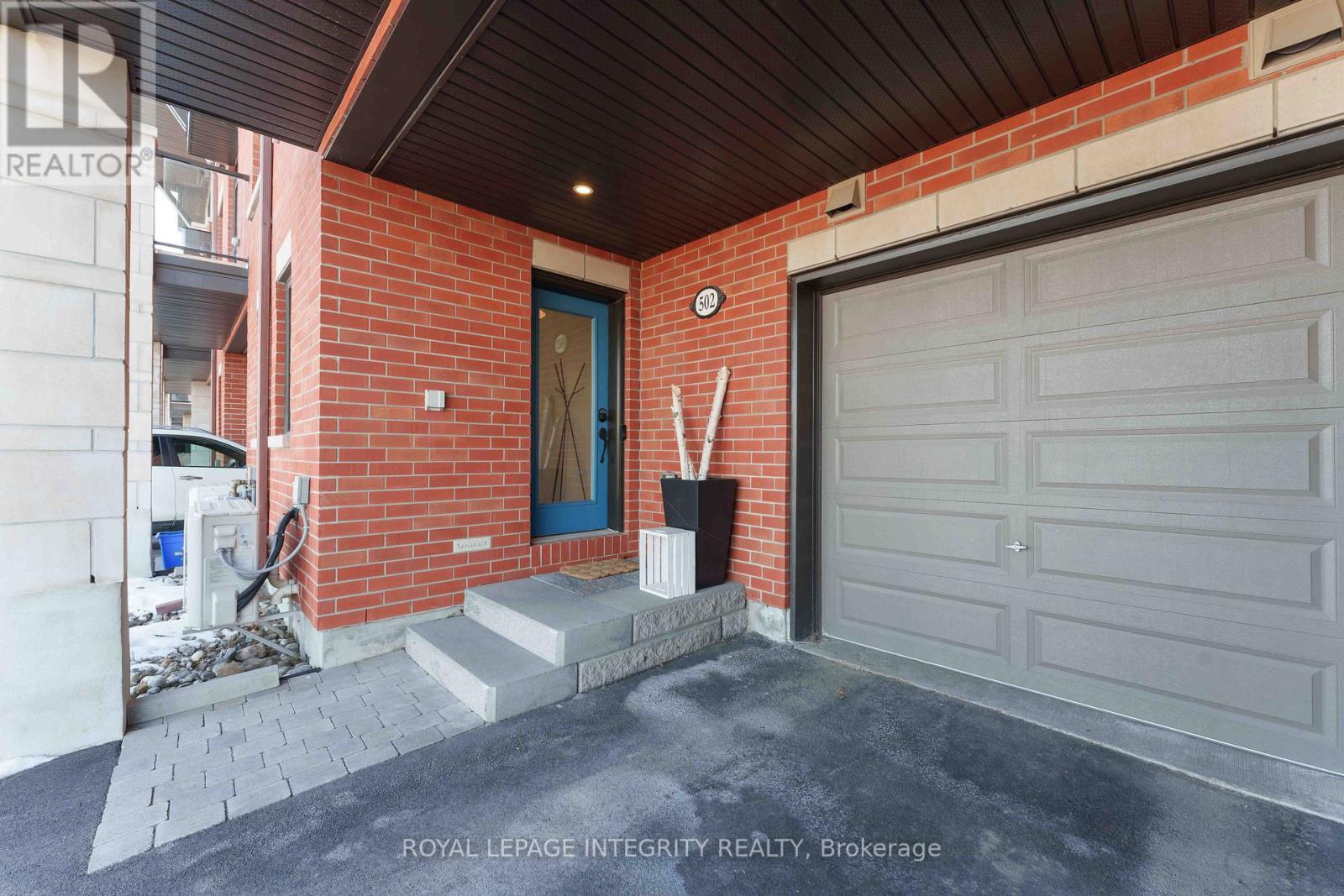 502 Labrador Crescent, Ottawa, Ontario K1T 0R4 - Photo 2 - X12992568