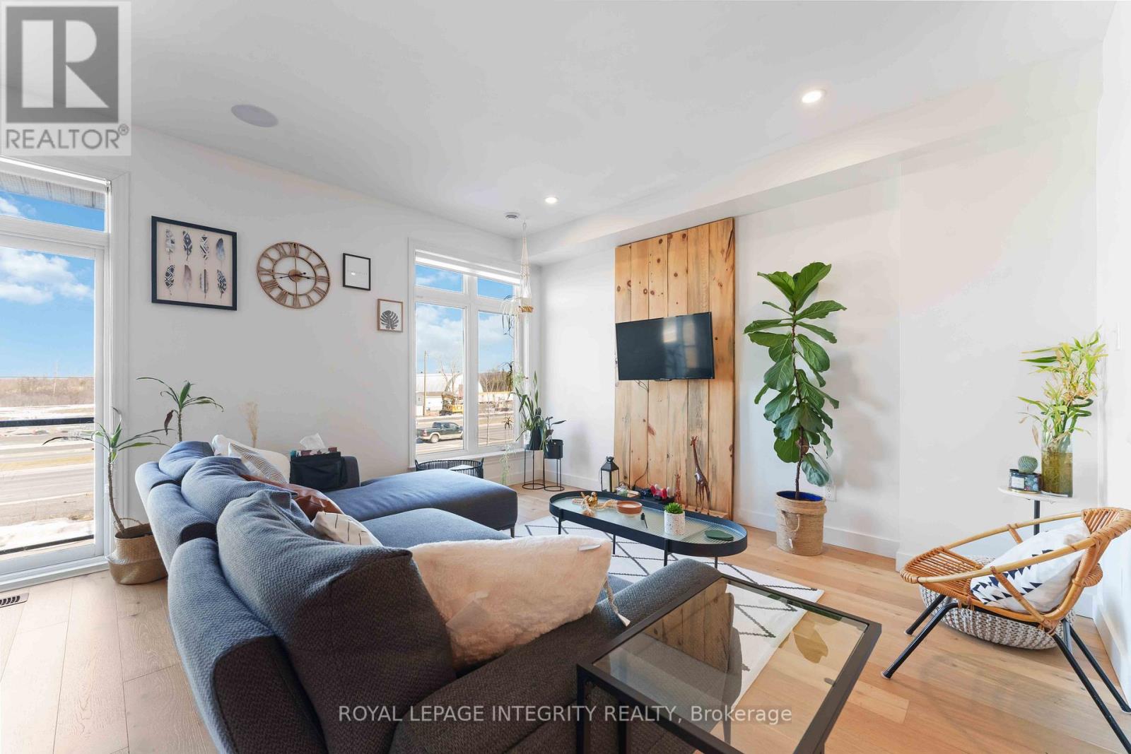 502 Labrador Crescent, Ottawa, Ontario K1T 0R4 - Photo 3 - X12992568