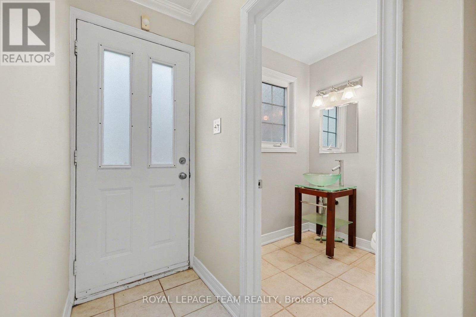 187 Monterey Drive, Ottawa, Ontario K2H 7A9 - Photo 3 - X12992580