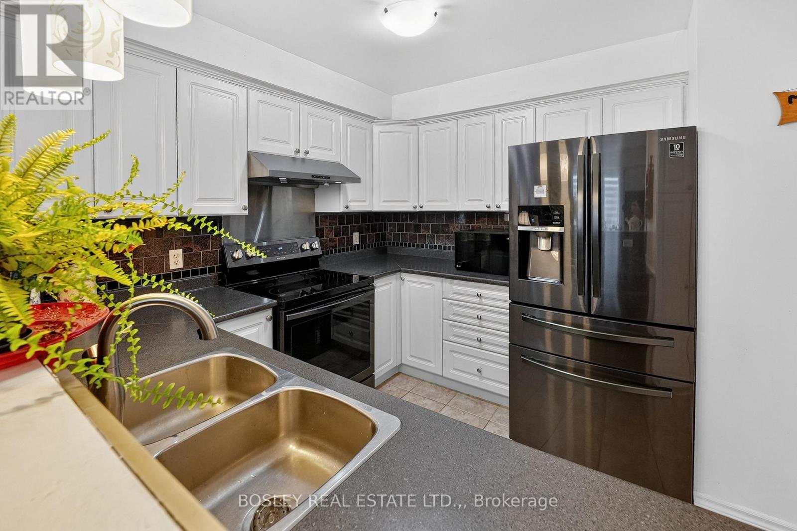 10 - 6263 Valley Way, Niagara Falls, Ontario  L2E 0A1 - Photo 6 - X12992592