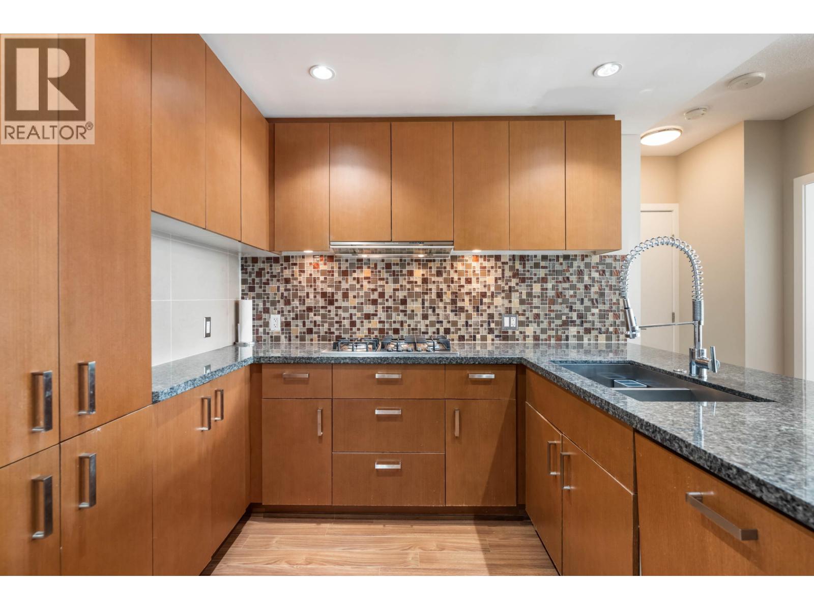 2301 3008 Glen Drive, Coquitlam, British Columbia  V3B 0J5 - Photo 7 - R3110522