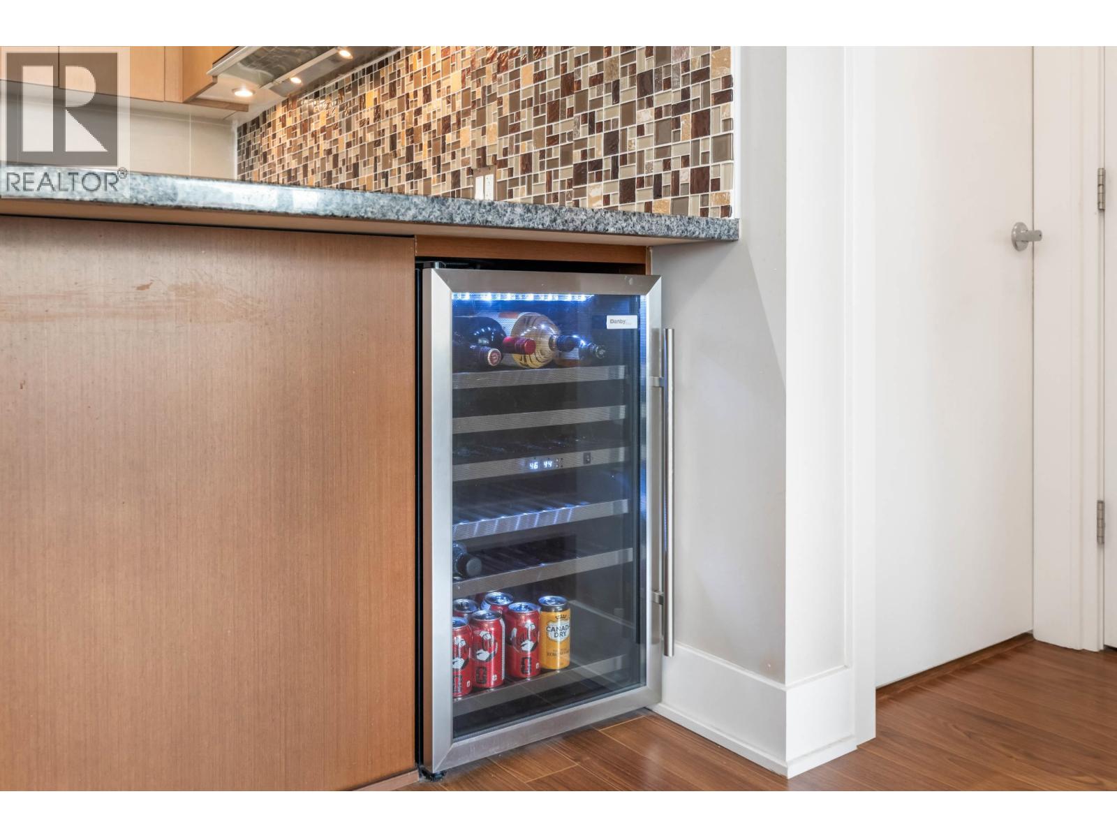 2301 3008 Glen Drive, Coquitlam, British Columbia  V3B 0J5 - Photo 10 - R3110522