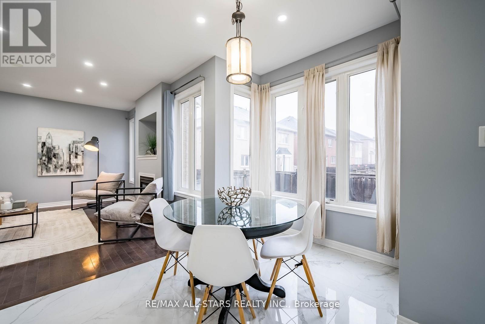 138 Yakefarm Boulevard, Whitchurch-Stouffville, Ontario  L4A 0R8 - Photo 12 - N12992682