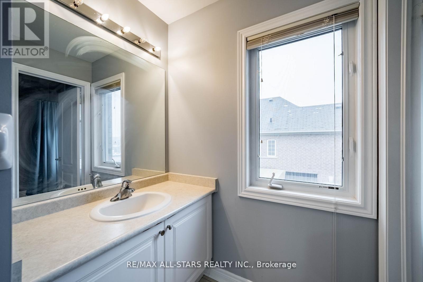 138 Yakefarm Boulevard, Whitchurch-Stouffville, Ontario  L4A 0R8 - Photo 33 - N12992682