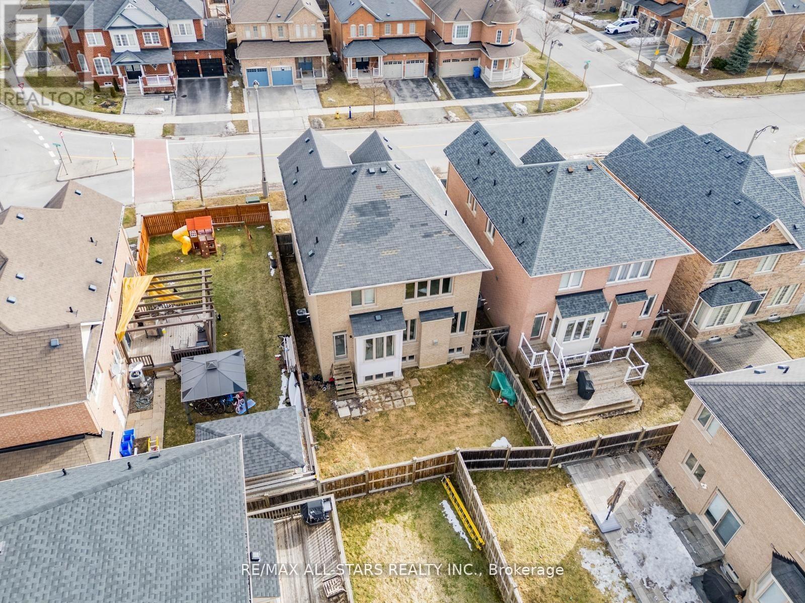 138 Yakefarm Boulevard, Whitchurch-Stouffville, Ontario  L4A 0R8 - Photo 35 - N12992682