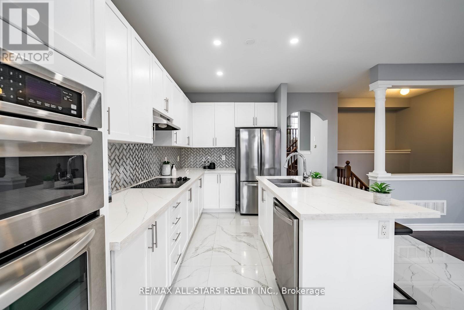 138 Yakefarm Boulevard, Whitchurch-Stouffville, Ontario  L4A 0R8 - Photo 7 - N12992682