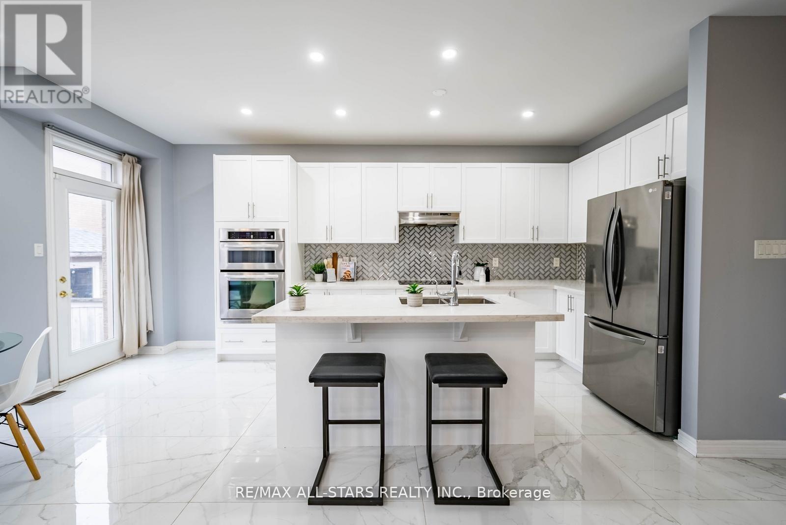 138 Yakefarm Boulevard, Whitchurch-Stouffville, Ontario  L4A 0R8 - Photo 8 - N12992682