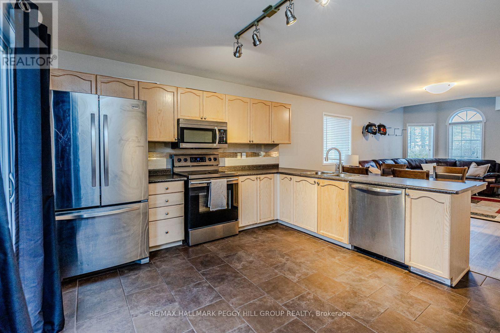 30 Hewitt Place, Barrie (Georgian Drive), Ontario  L4M 7B3 - Photo 3 - S12992710