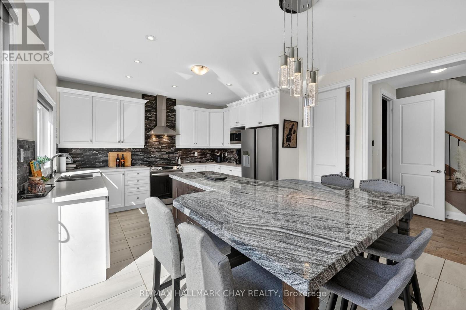 2 Cypress Point Street, Barrie, Ontario  L4N 6J9 - Photo 9 - S12992724