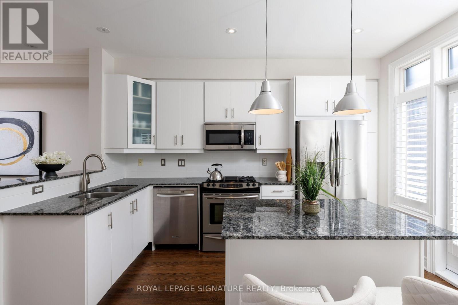 59 Lobo Mews, Toronto, Ontario  M8Z 0B2 - Photo 7 - W12992522