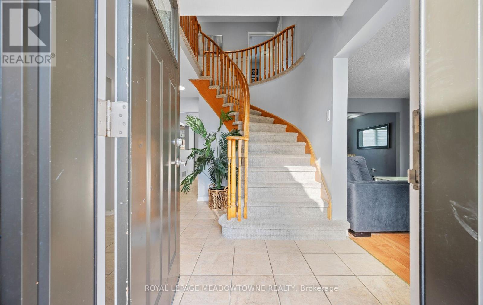 16 Cox Crescent, Brampton, Ontario  L6X 3H1 - Photo 5 - W12992544