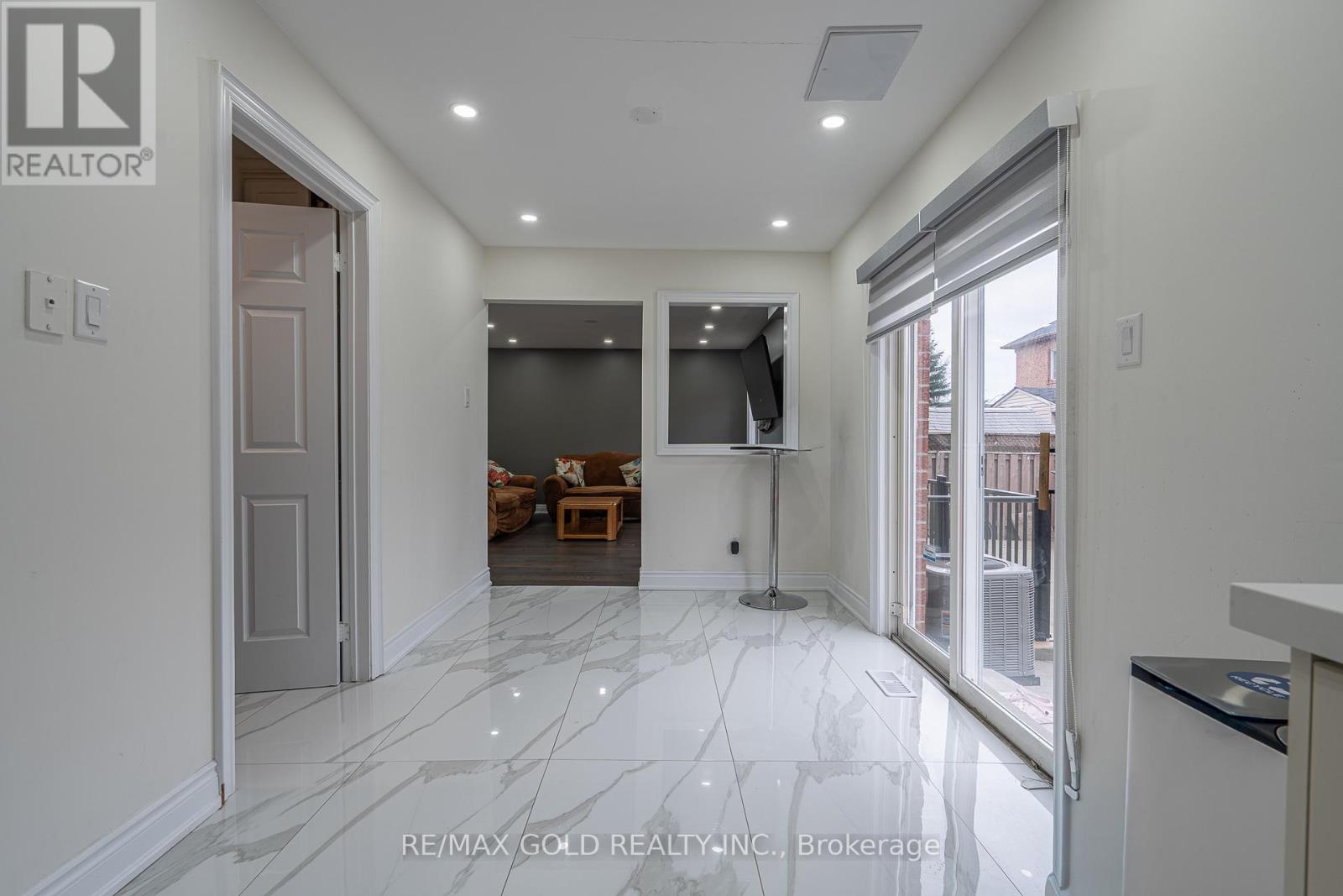 6 Meadow Glade Road, Brampton, Ontario  L6R 1Z7 - Photo 12 - W12992614