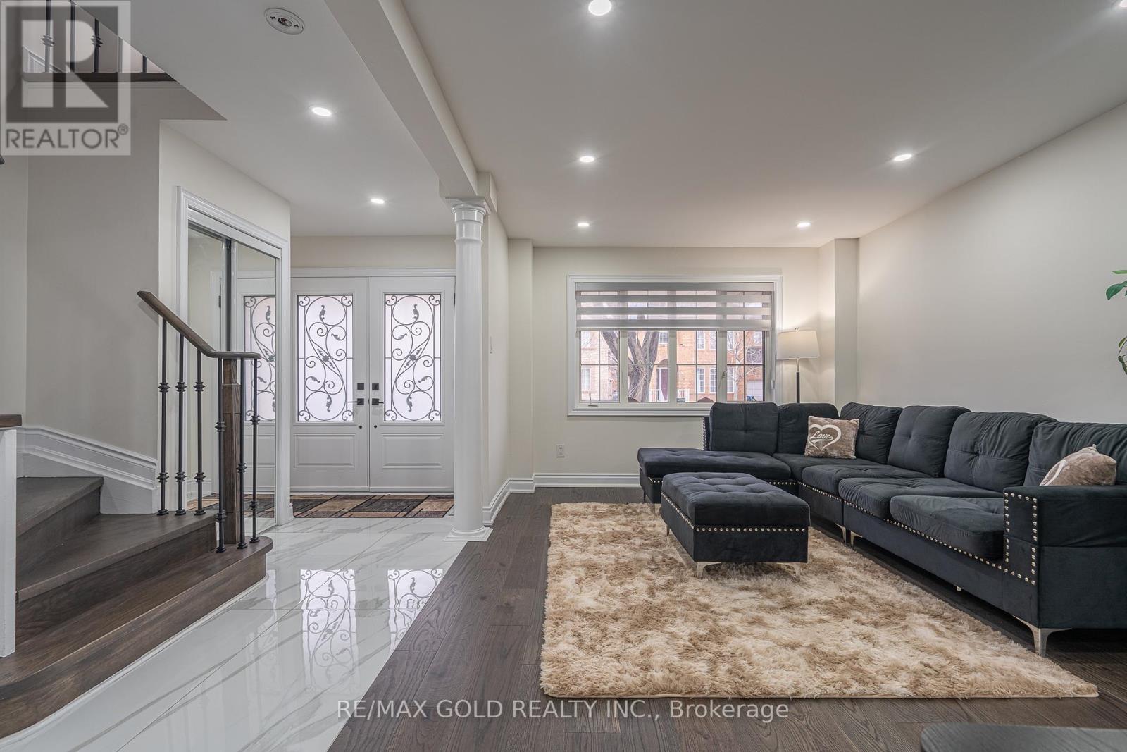 6 Meadow Glade Road, Brampton, Ontario  L6R 1Z7 - Photo 2 - W12992614