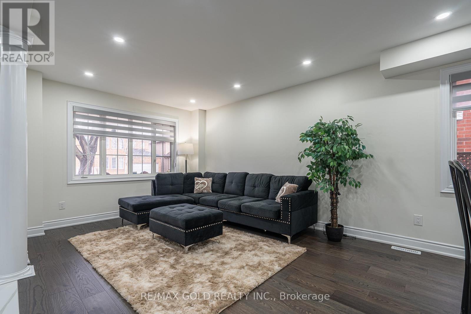 6 Meadow Glade Road, Brampton, Ontario  L6R 1Z7 - Photo 3 - W12992614