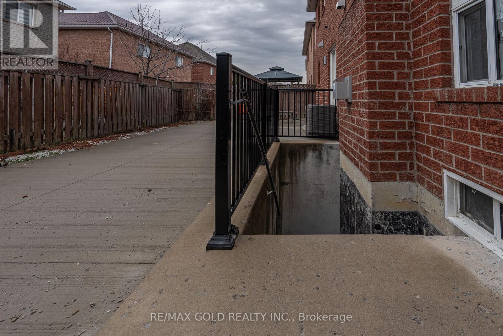 6 Meadow Glade Road, Brampton, Ontario  L6R 1Z7 - Photo 37 - W12992614