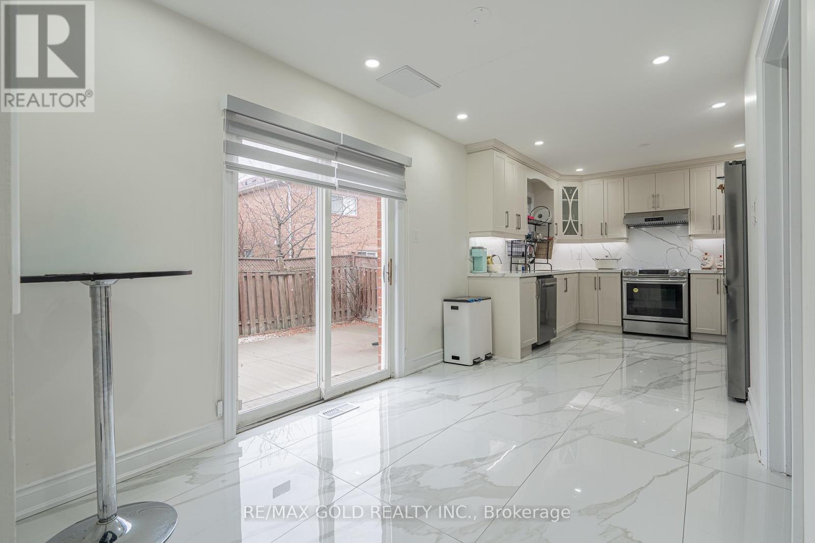 6 Meadow Glade Road, Brampton, Ontario  L6R 1Z7 - Photo 8 - W12992614