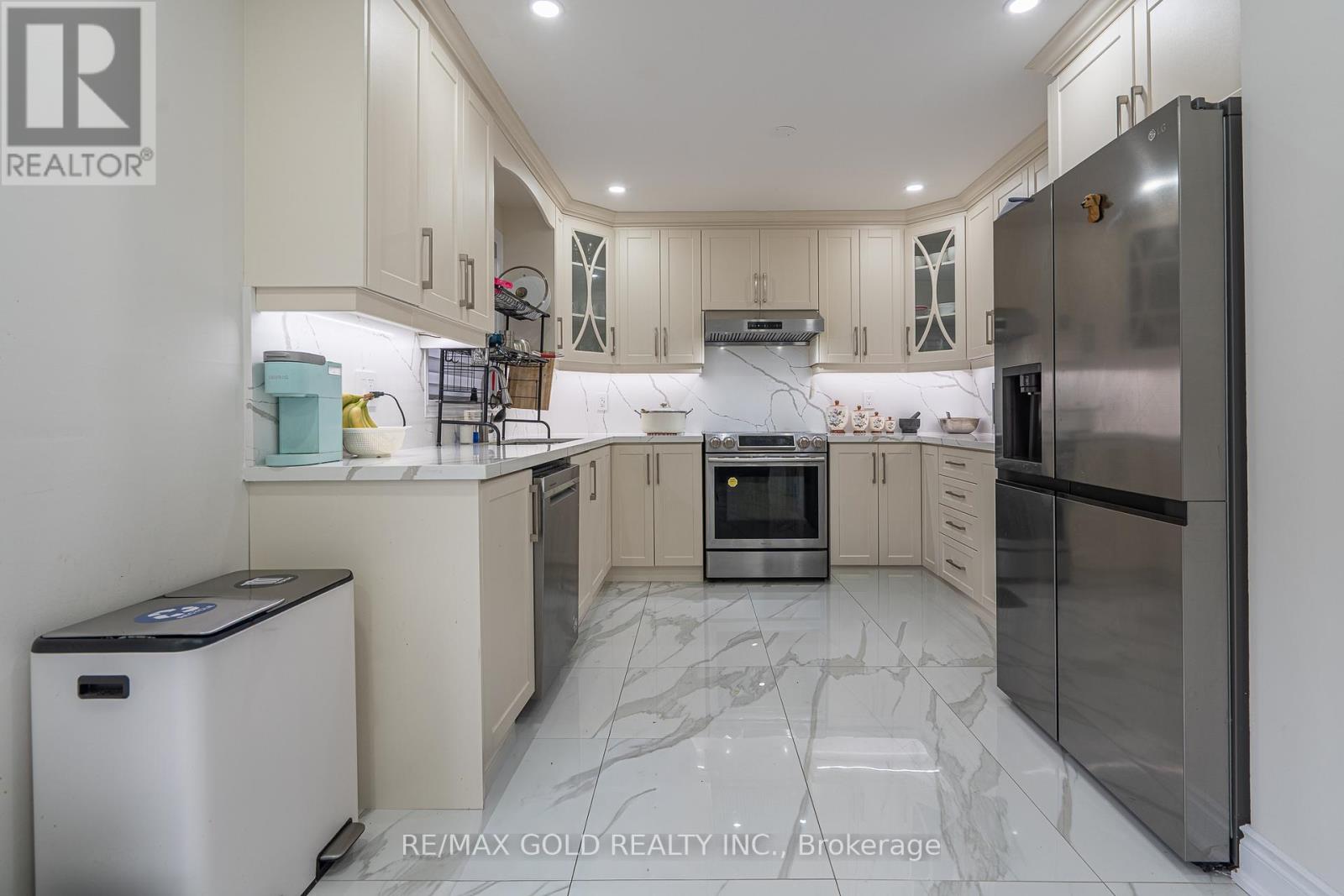 6 Meadow Glade Road, Brampton, Ontario  L6R 1Z7 - Photo 9 - W12992614