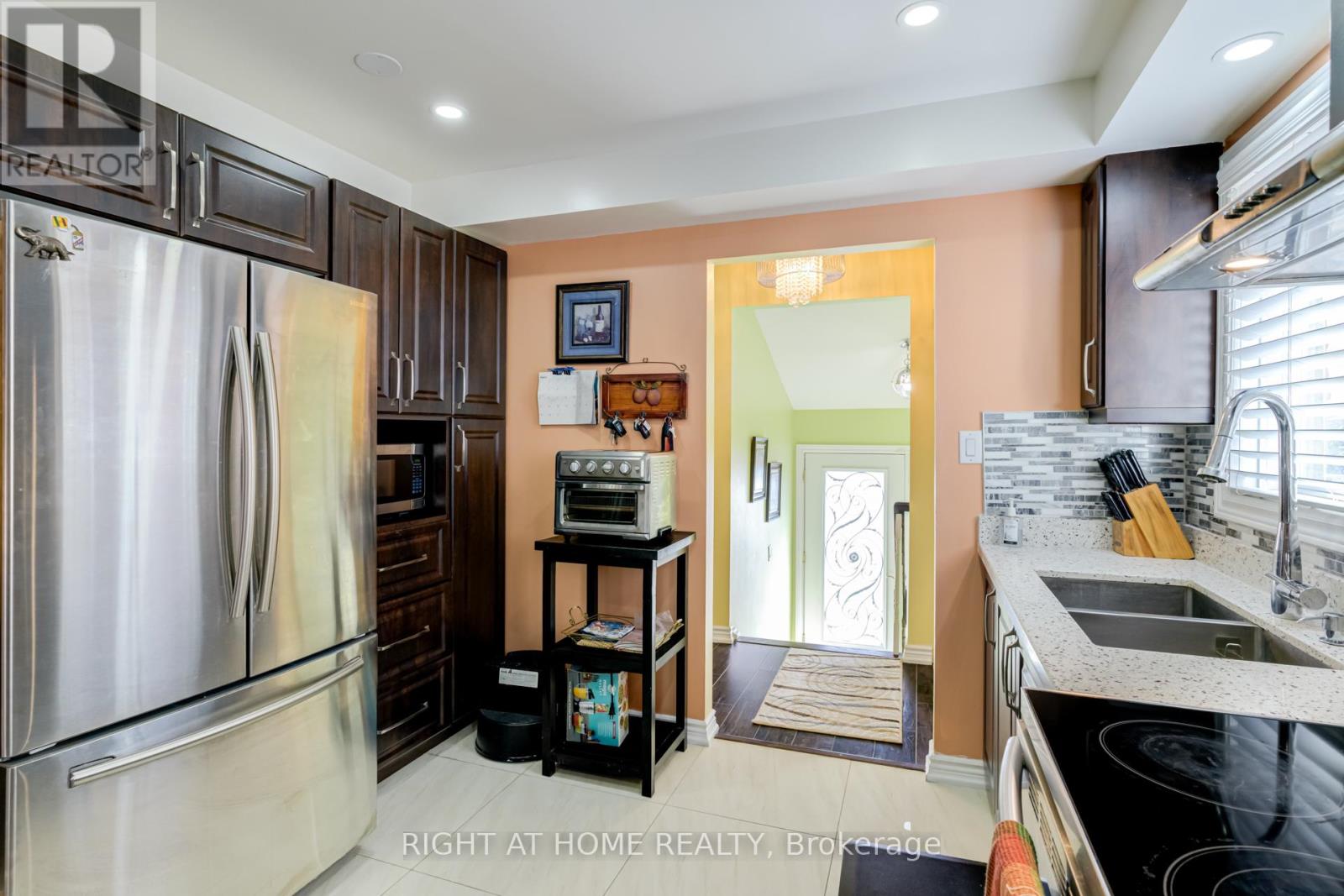 40 Salisbury Circle, Brampton, Ontario  L6V 2Z5 - Photo 14 - W12992648