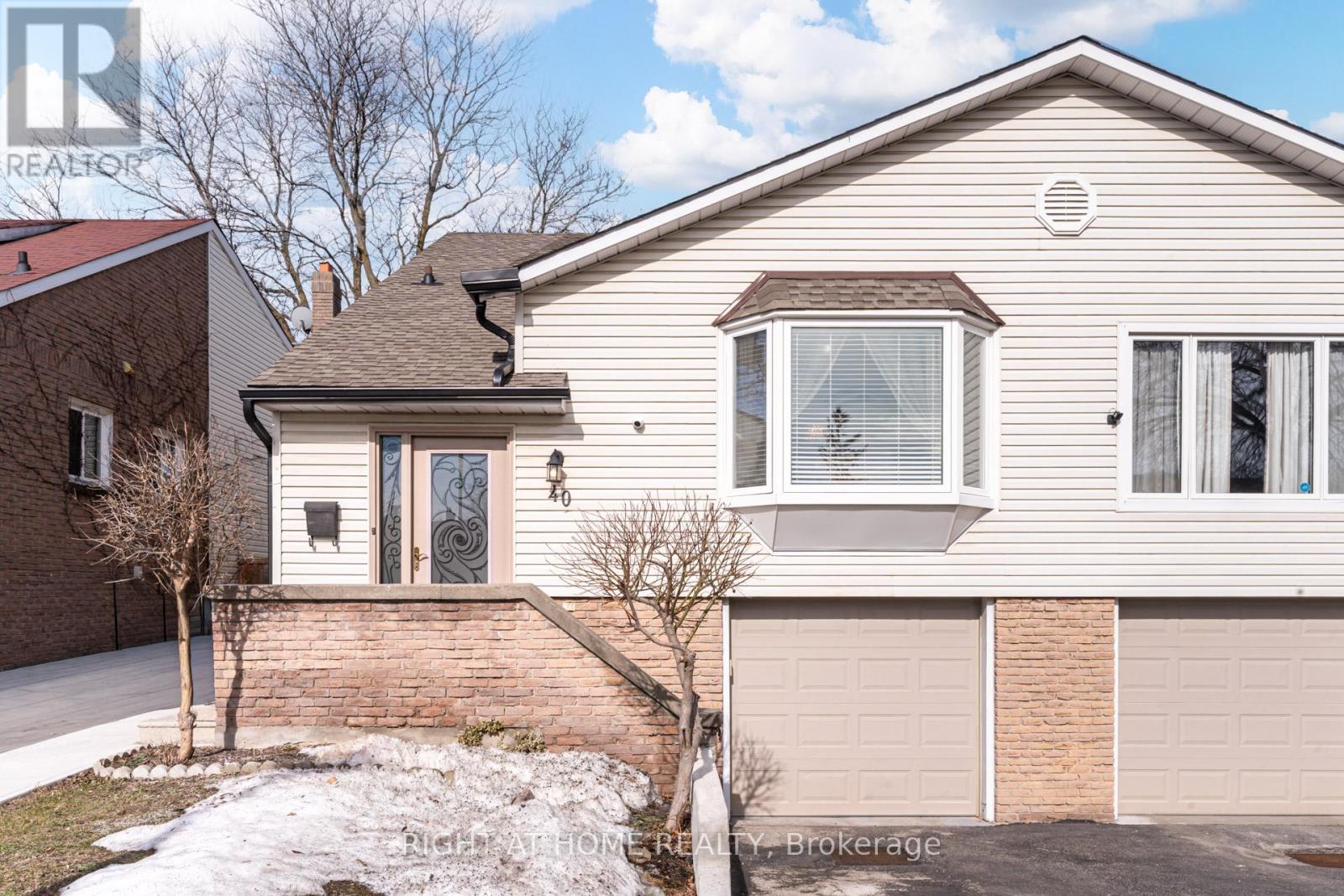 40 Salisbury Circle, Brampton, Ontario  L6V 2Z5 - Photo 2 - W12992648