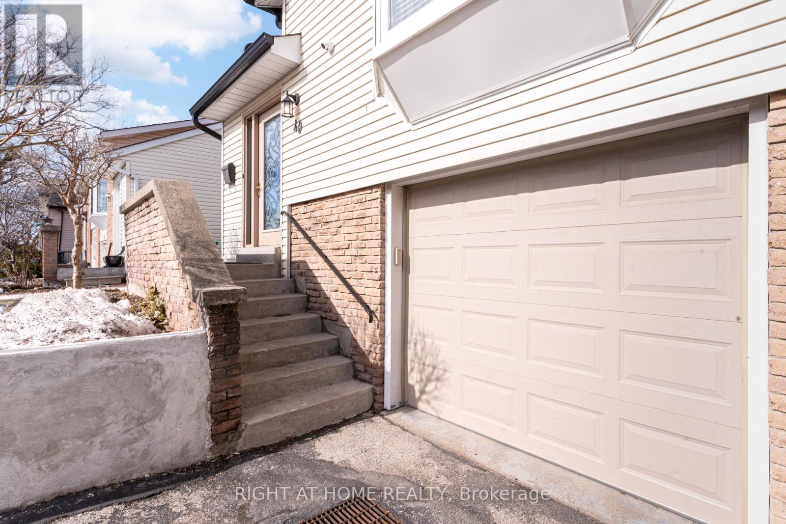 40 Salisbury Circle, Brampton, Ontario  L6V 2Z5 - Photo 3 - W12992648