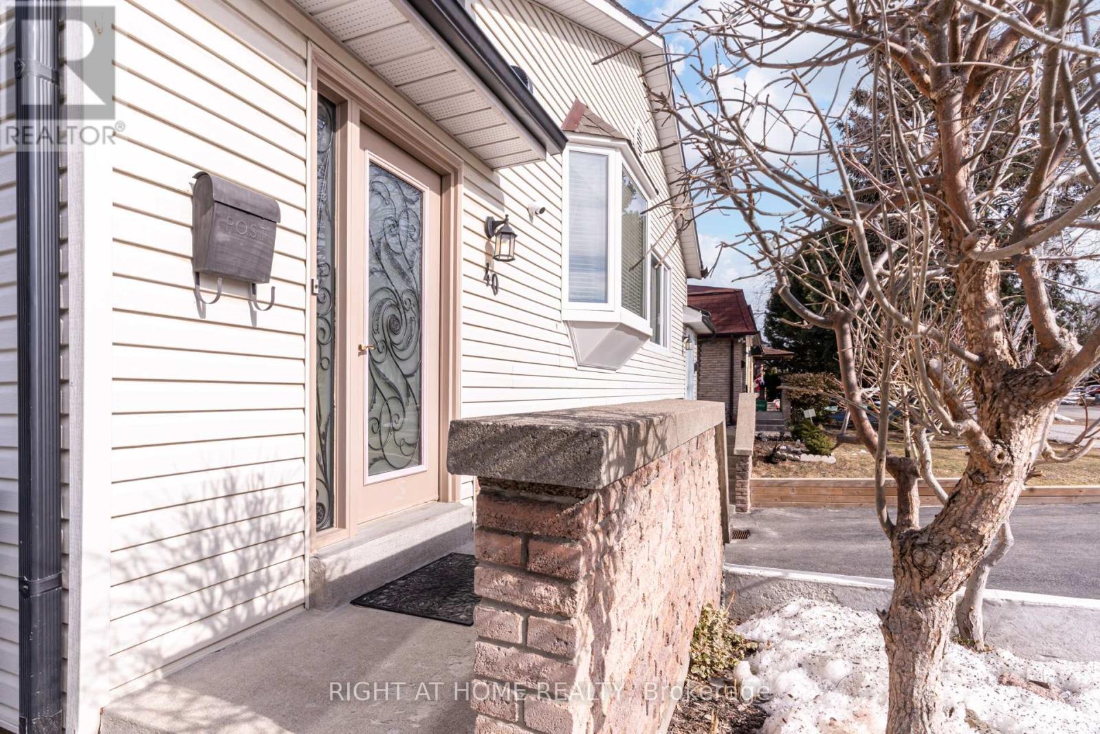 40 Salisbury Circle, Brampton, Ontario  L6V 2Z5 - Photo 4 - W12992648