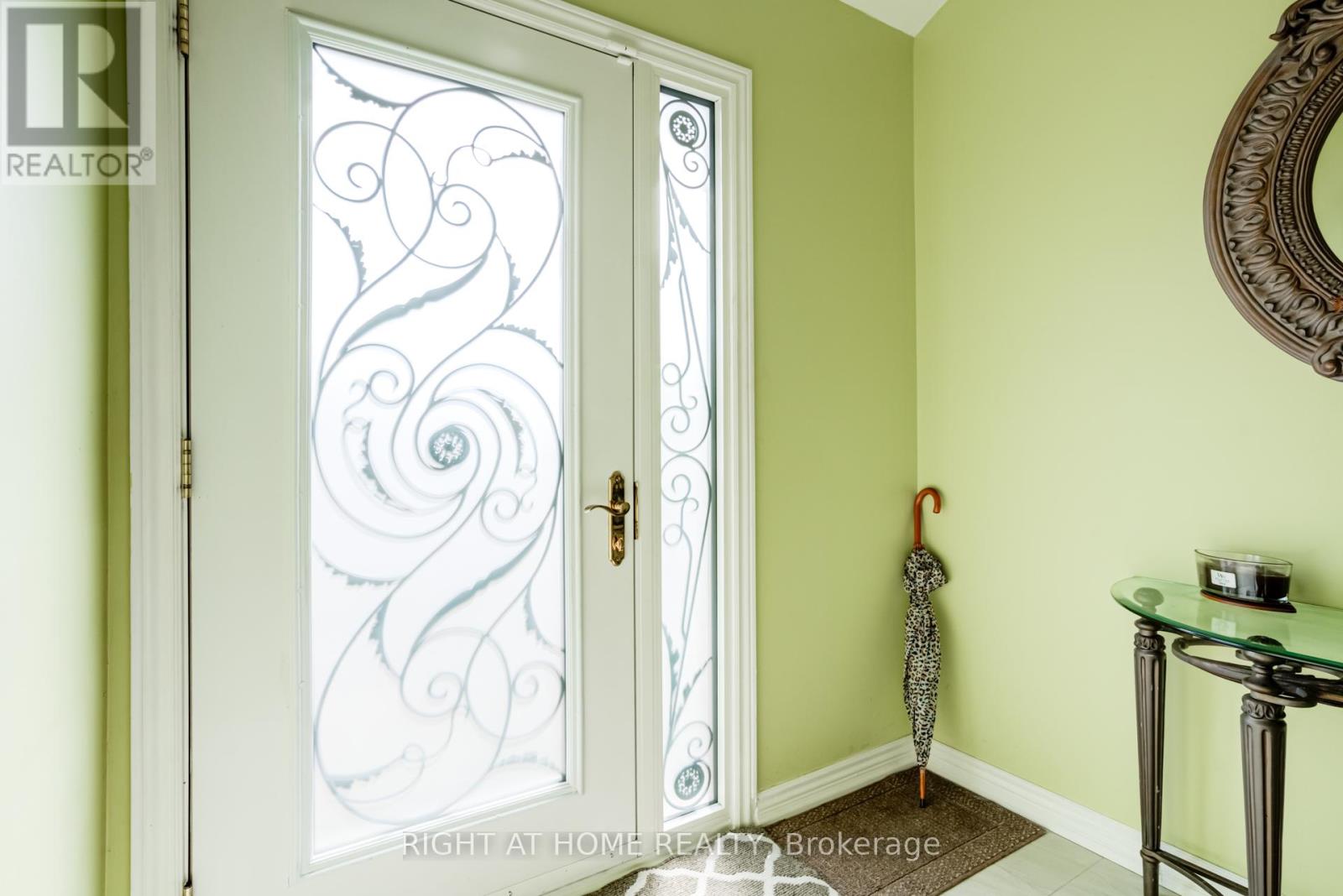 40 Salisbury Circle, Brampton, Ontario  L6V 2Z5 - Photo 5 - W12992648