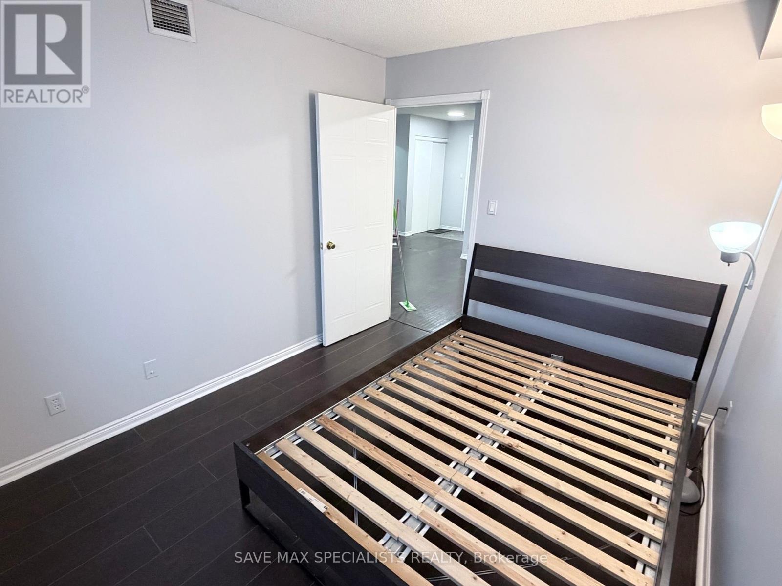 1214 - 135 Hillcrest Avenue, Mississauga, Ontario  L5B 4B1 - Photo 12 - W12992696