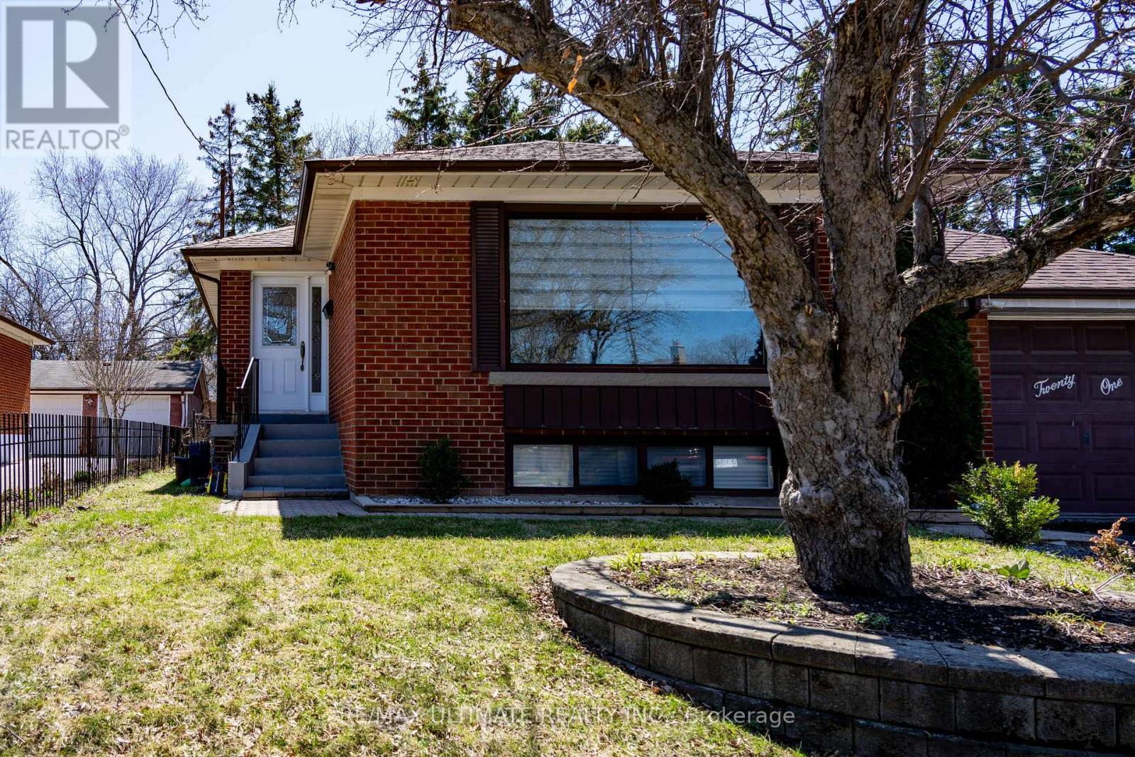 21 Benway Drive, Toronto, Ontario  M9W 1Z2 - Photo 4 - W12973754