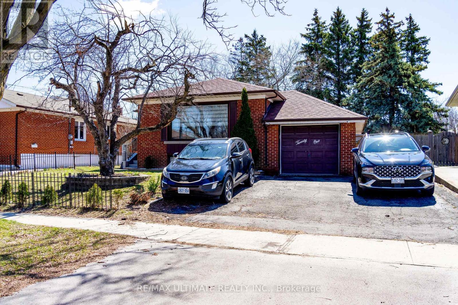 21 Benway Drive, Toronto, Ontario  M9W 1Z2 - Photo 2 - W12973754