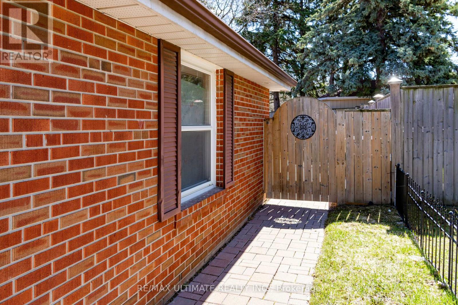 21 Benway Drive, Toronto, Ontario  M9W 1Z2 - Photo 5 - W12973754