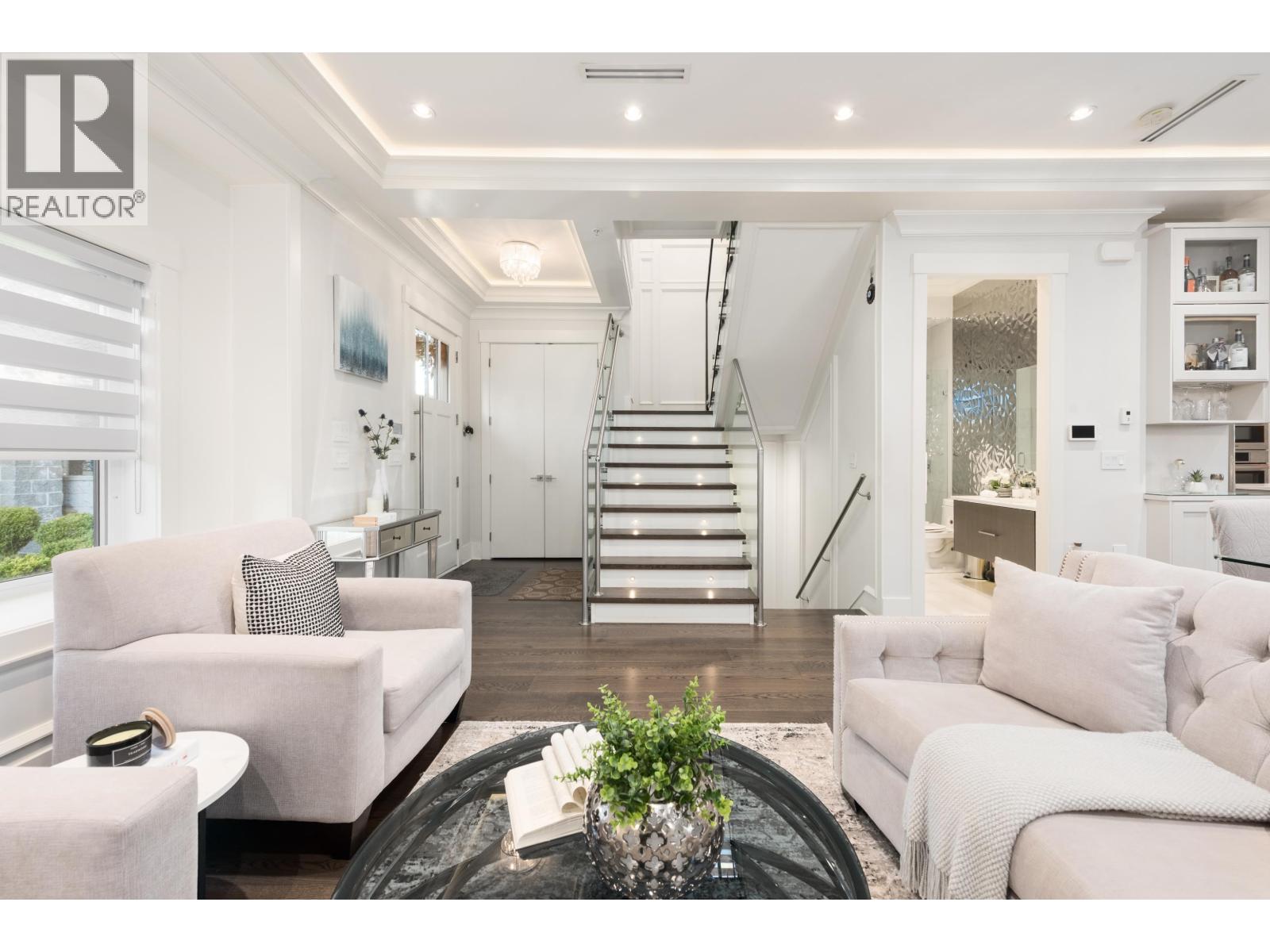 104 E 62 Avenue, Vancouver, British Columbia V5X 2E6 - Photo 2 - R3110564