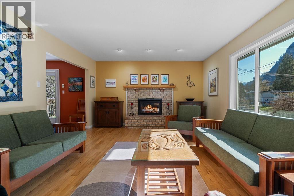 38127 Westway Avenue, Squamish, British Columbia  V8B 0X6 - Photo 13 - R3110595