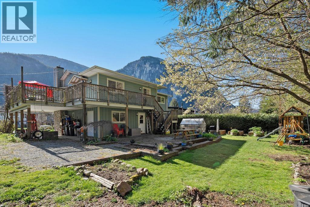 38127 Westway Avenue, Squamish, British Columbia  V8B 0X6 - Photo 30 - R3110595