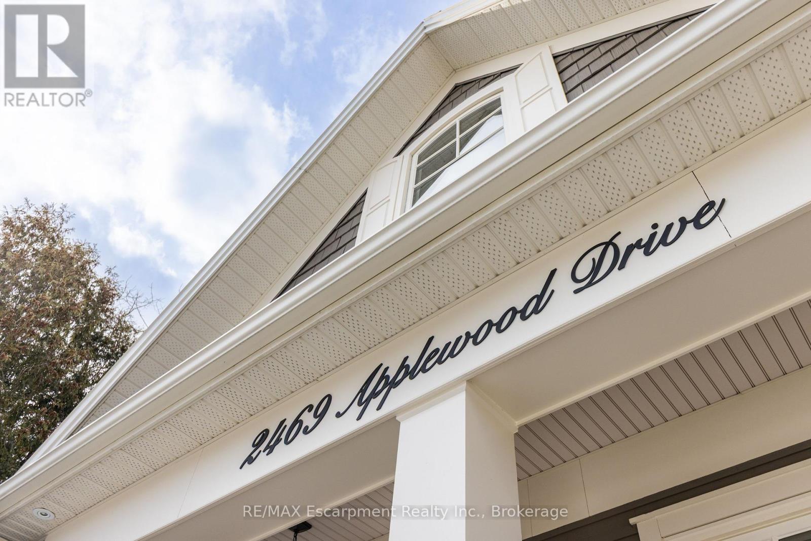 2469 Applewood Drive, Oakville, Ontario  L6L 1V7 - Photo 3 - W12823556