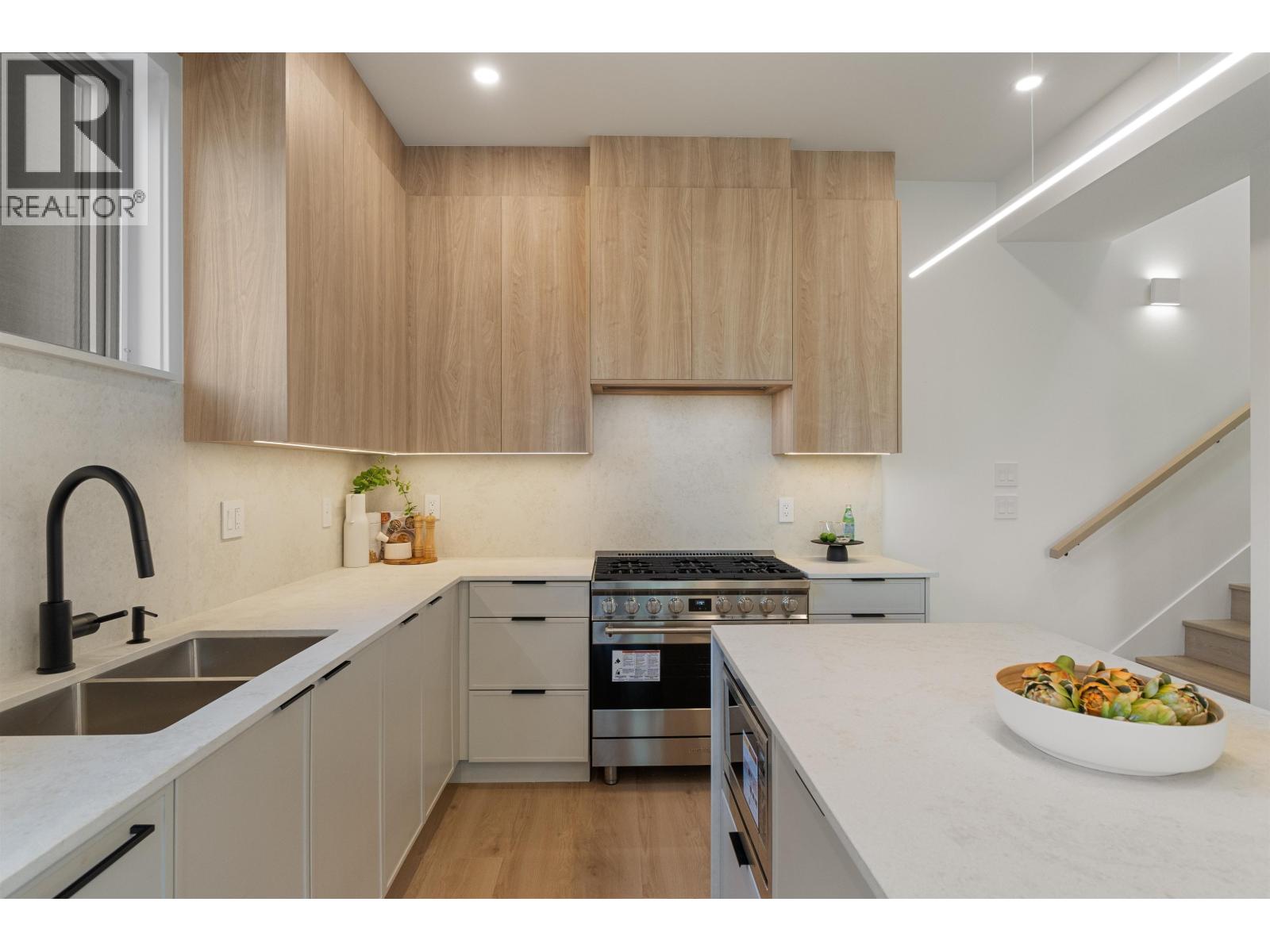 102 1132 Madore Avenue, Coquitlam, British Columbia  V3K 3B9 - Photo 2 - R3110320