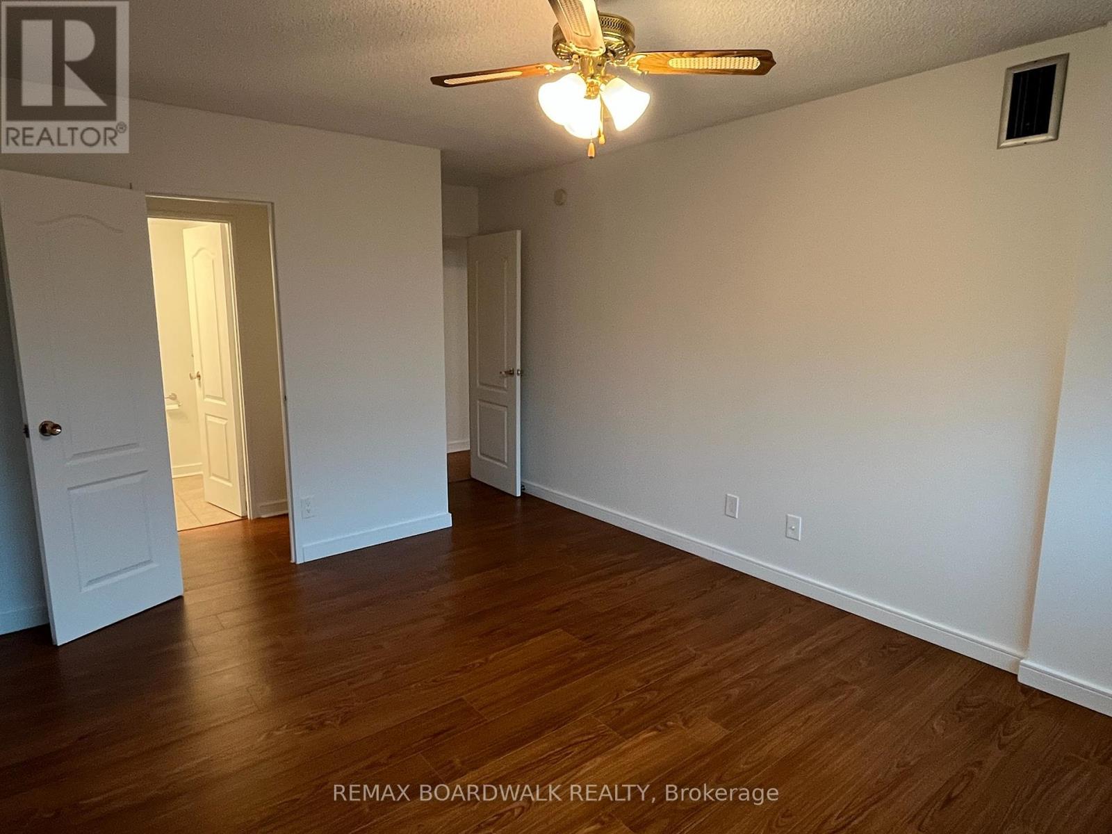 403 - 555 Brittany Drive, Ottawa, Ontario K1K 4C5 - Photo 10 - X12992848