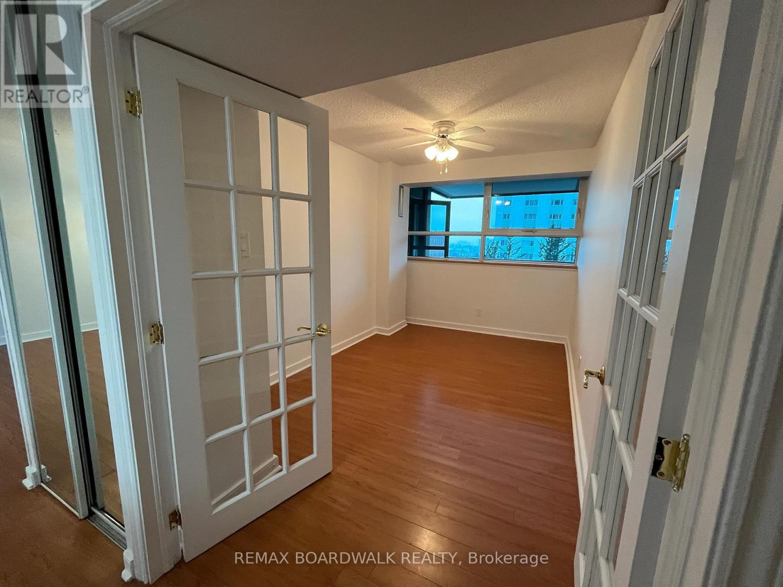 403 - 555 Brittany Drive, Ottawa, Ontario K1K 4C5 - Photo 12 - X12992848