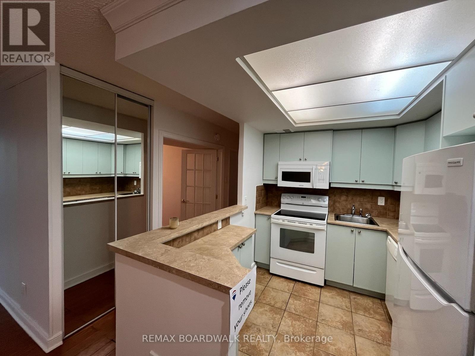 403 - 555 Brittany Drive, Ottawa, Ontario K1K 4C5 - Photo 3 - X12992848