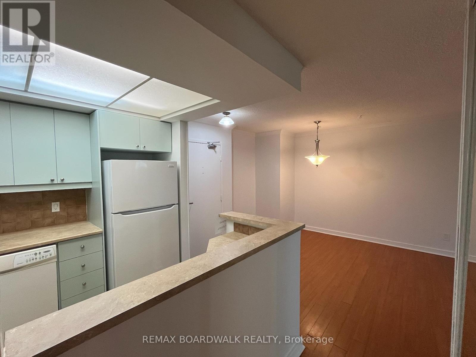 403 - 555 Brittany Drive, Ottawa, Ontario K1K 4C5 - Photo 4 - X12992848