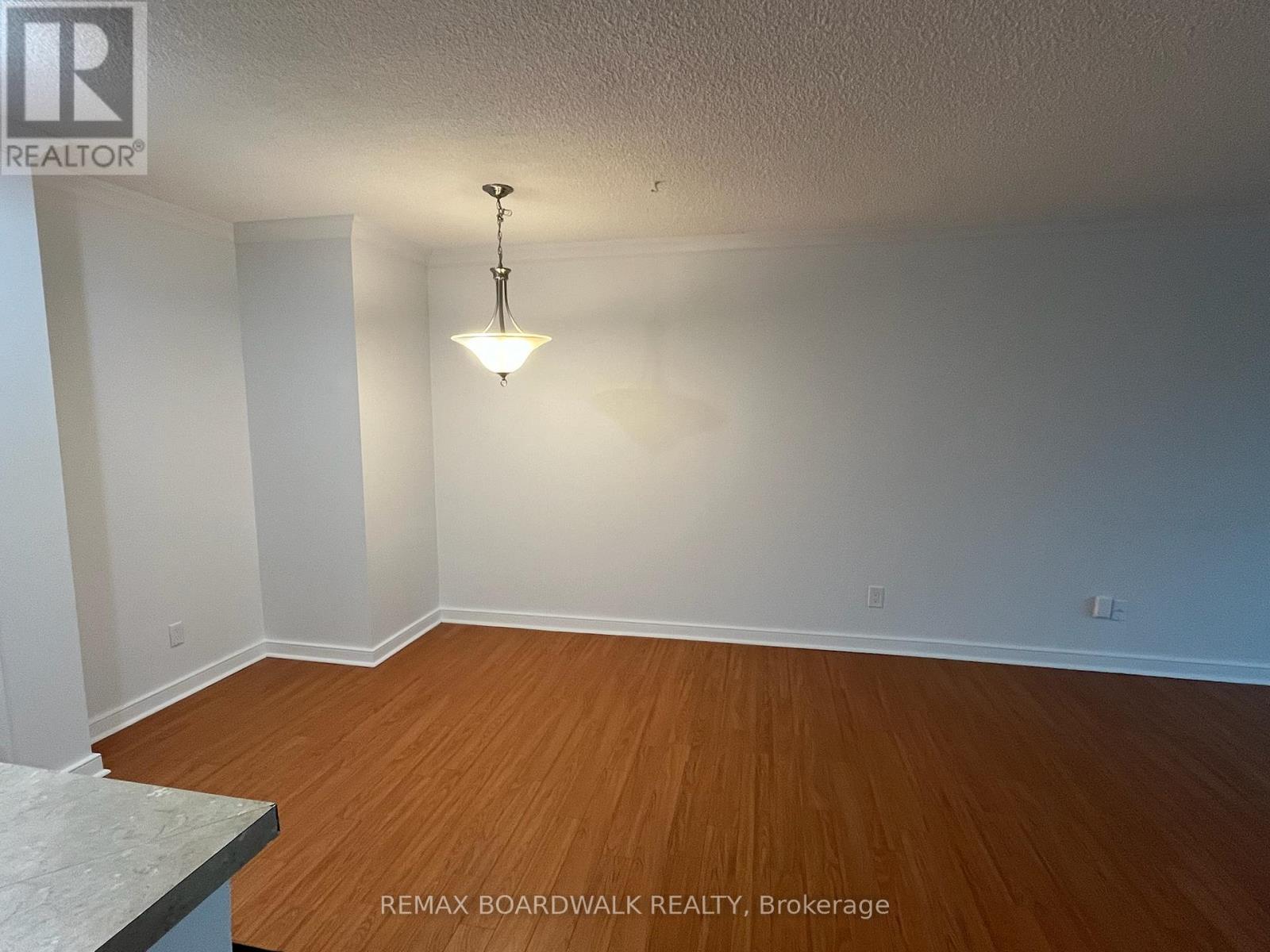 403 - 555 Brittany Drive, Ottawa, Ontario K1K 4C5 - Photo 5 - X12992848