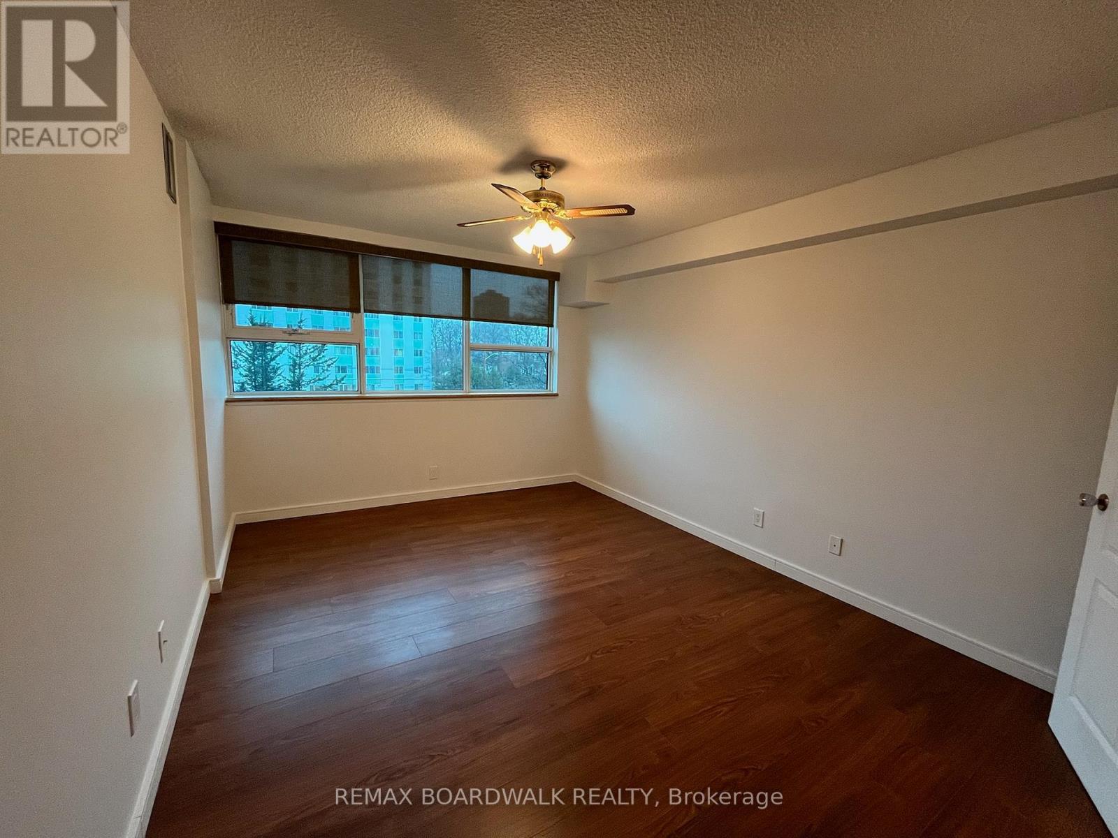 403 - 555 Brittany Drive, Ottawa, Ontario K1K 4C5 - Photo 8 - X12992848