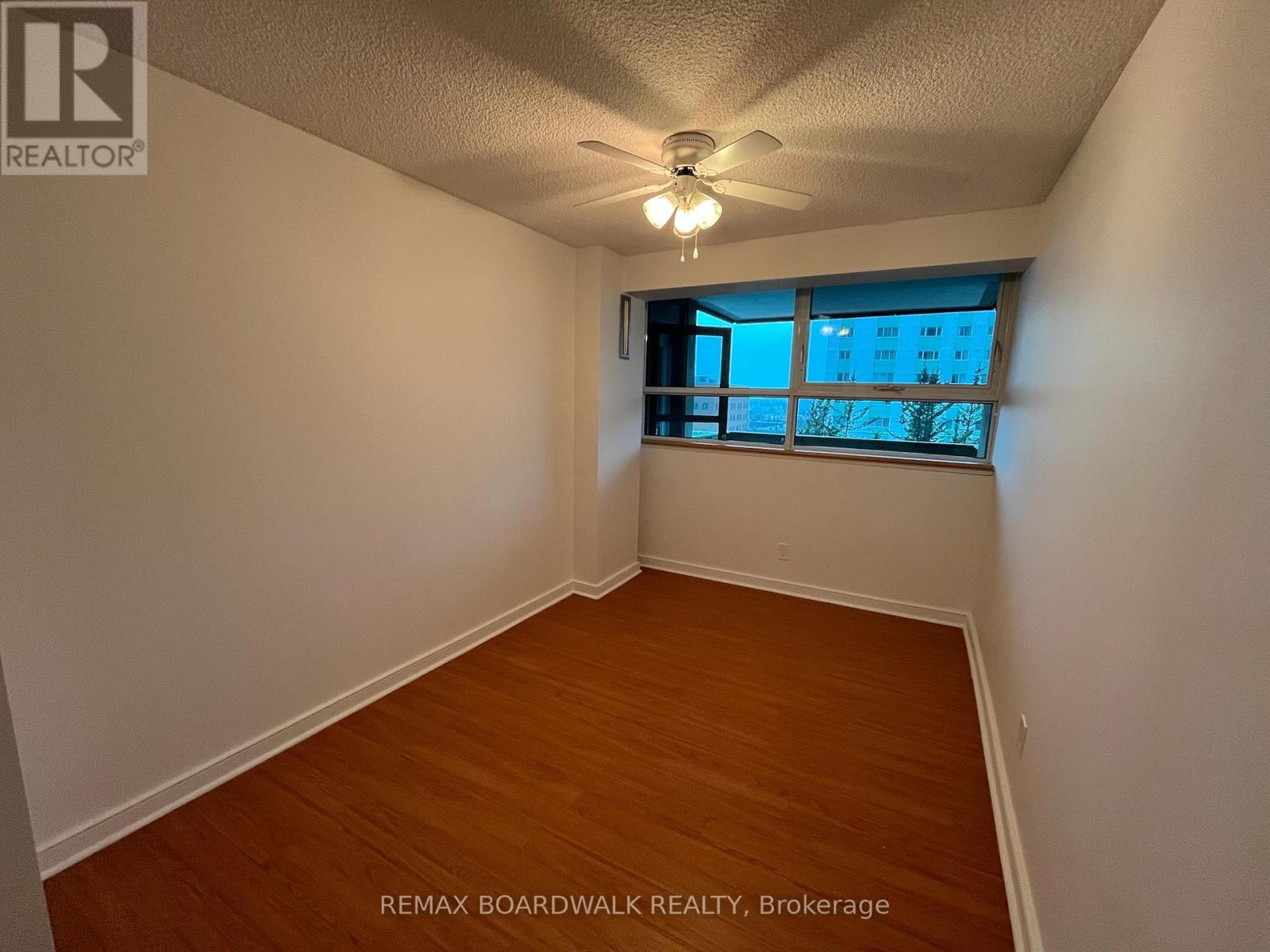 403 - 555 Brittany Drive, Ottawa, Ontario K1K 4C5 - Photo 9 - X12992848